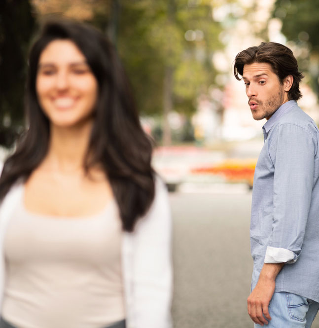 Mann wird durch eine schöne Frau getriggert